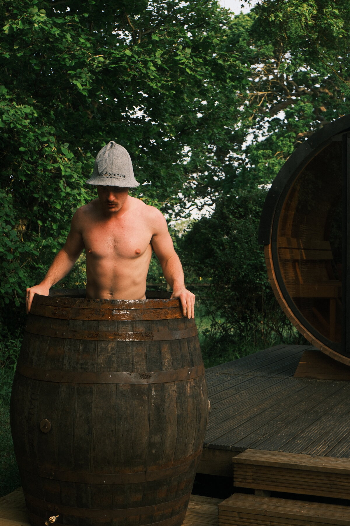 Guest in the wine-barrel plunge